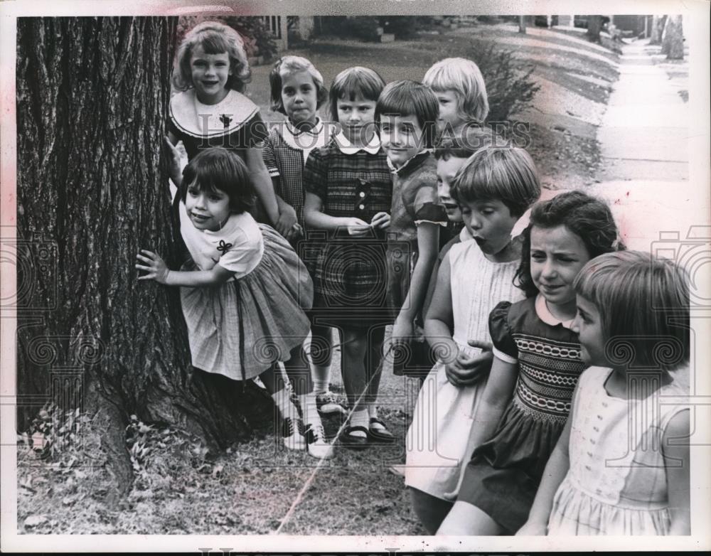 1963 Press Photo Students of Prospect Elementary Watch Pumpkin Man - Historic Images