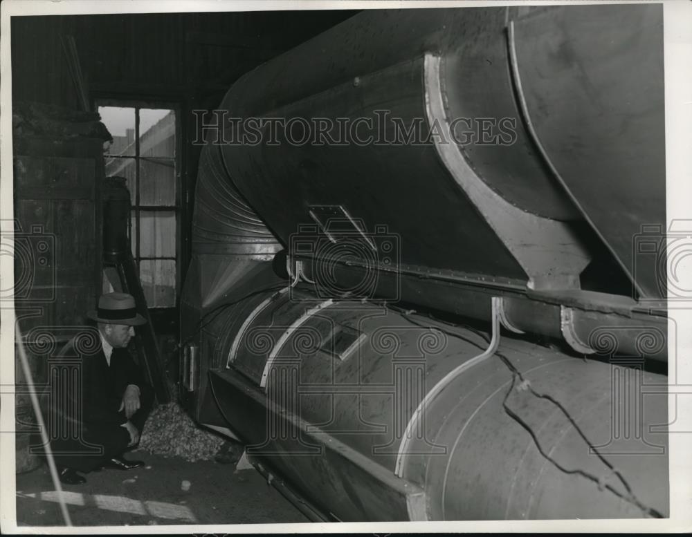 1938 Press Photo Finis E. Wilsonn with His Cotton Filter he Patent - Historic Images