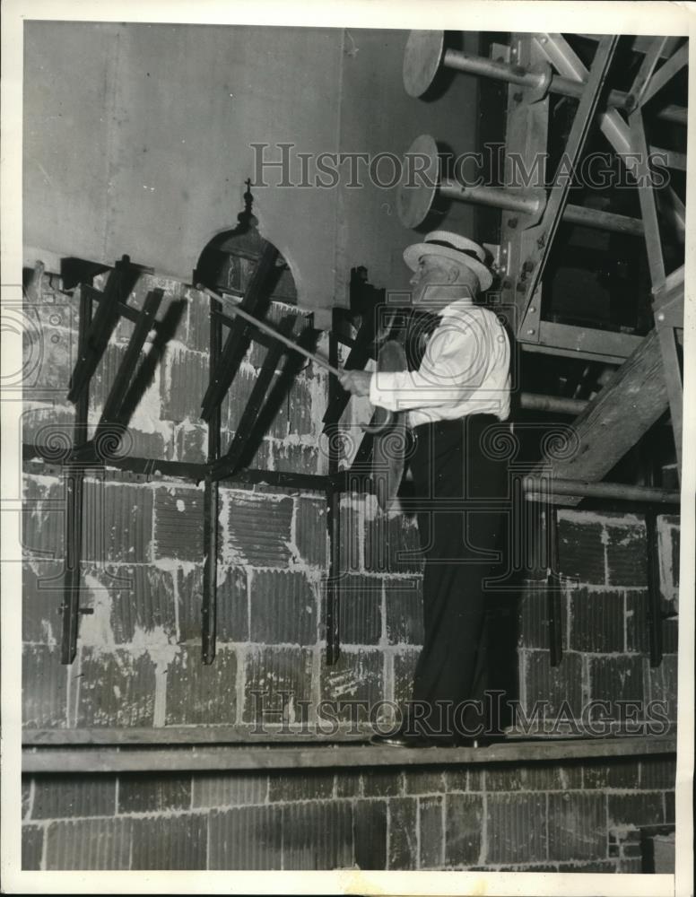 1933 Press Photo Dr Howard McClenahan at Franklin Institute Planetarium - Historic Images