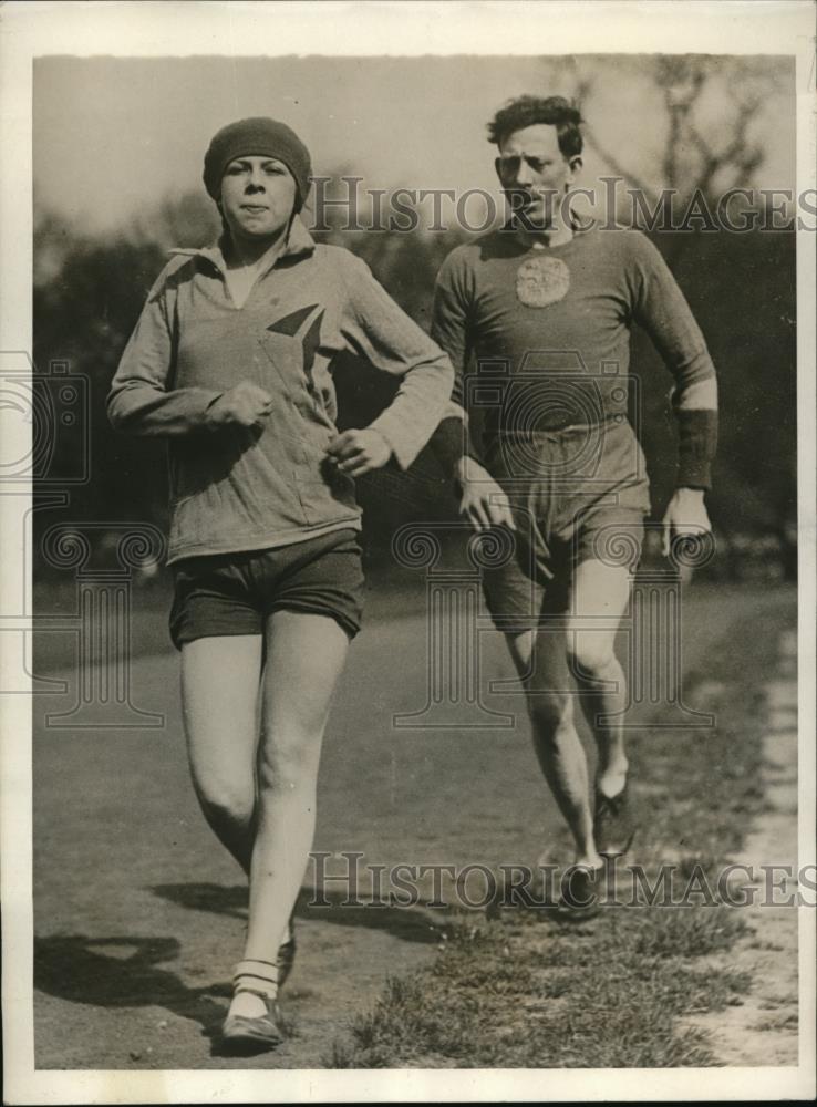 1930 Press Photo London RJ Savage &amp; daughter Winifred at track Battersea Park - Historic Images