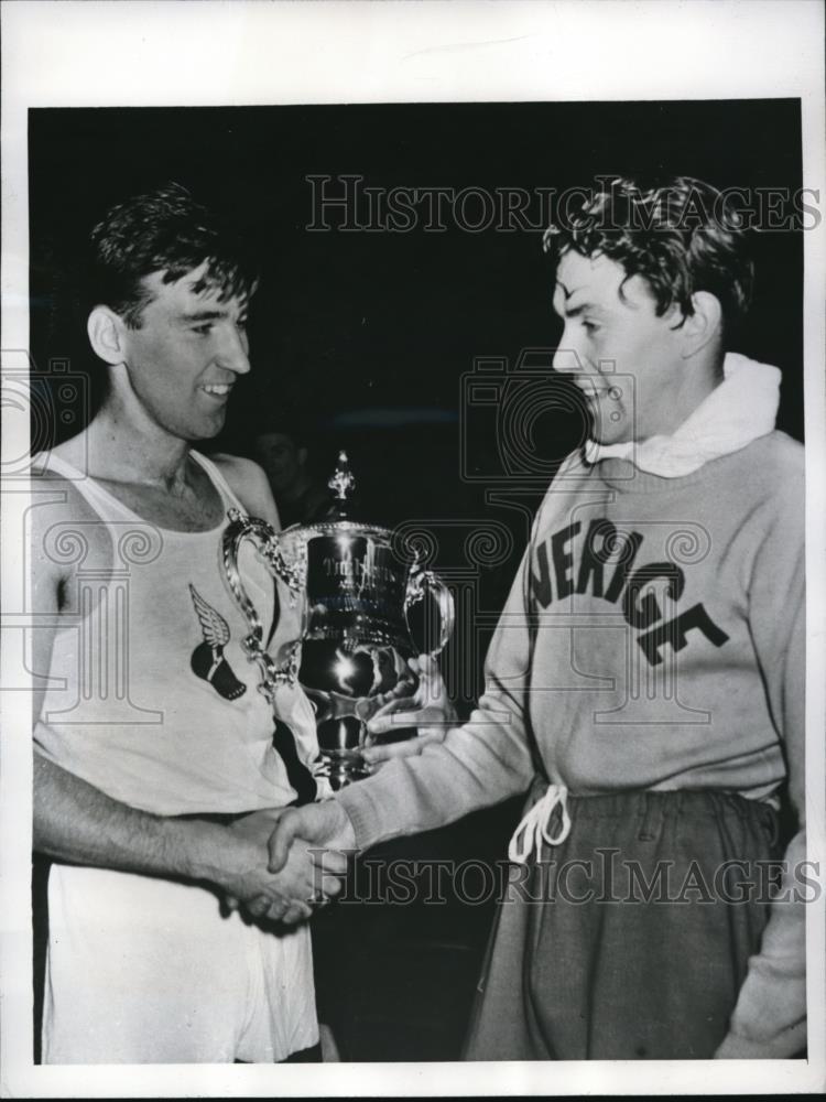 1947 Press Photo Leslie MacMitchell wins vs Rune Gustafsson in mile at Phila. - Historic Images