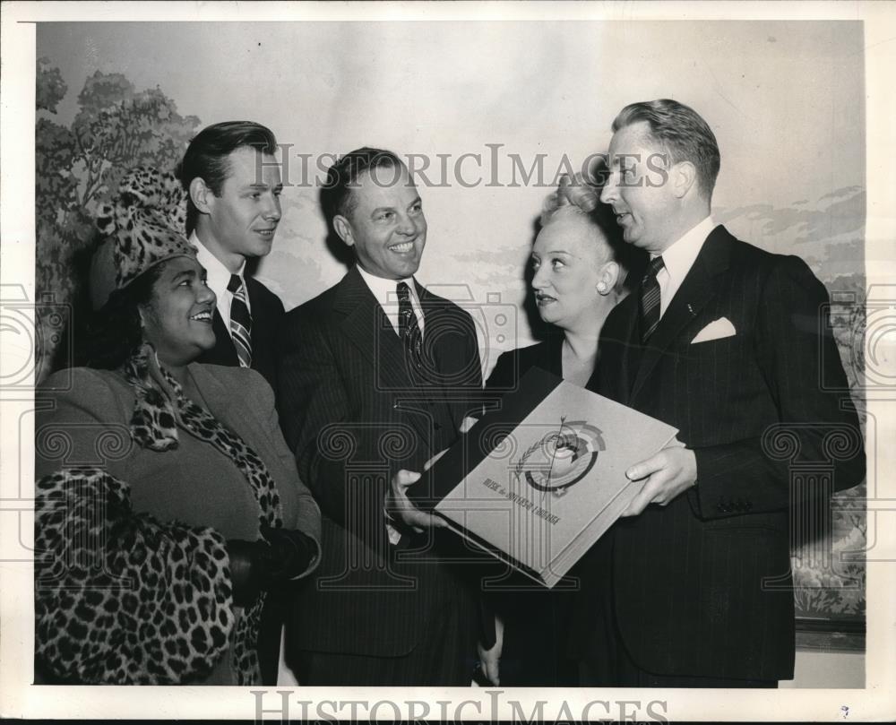 1946 Press Photo NYCCapt Johan De Noue. Dot Matnor, Rbt Shaw of RCA - Historic Images