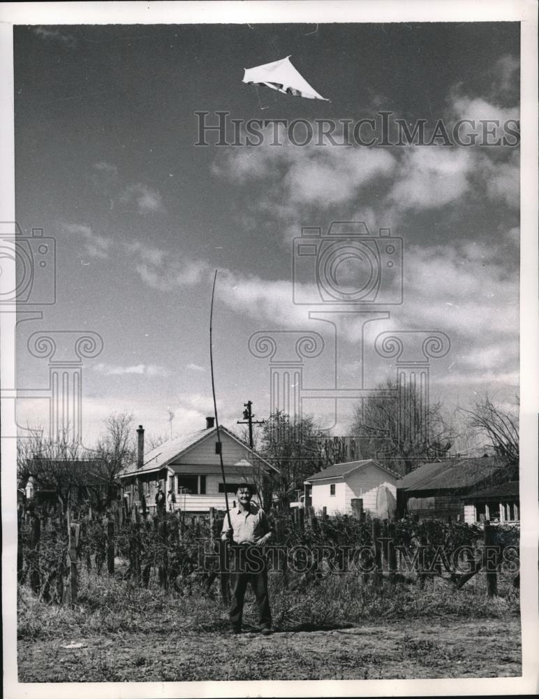 1957 Press Photo Yakima, Wash Clarke McDonald flying a kite - Historic Images