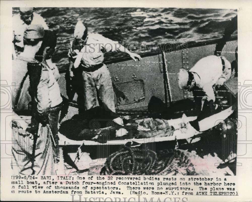 1949 Press Photo Recovered Body in Boat From Constellation That Plunged - Historic Images