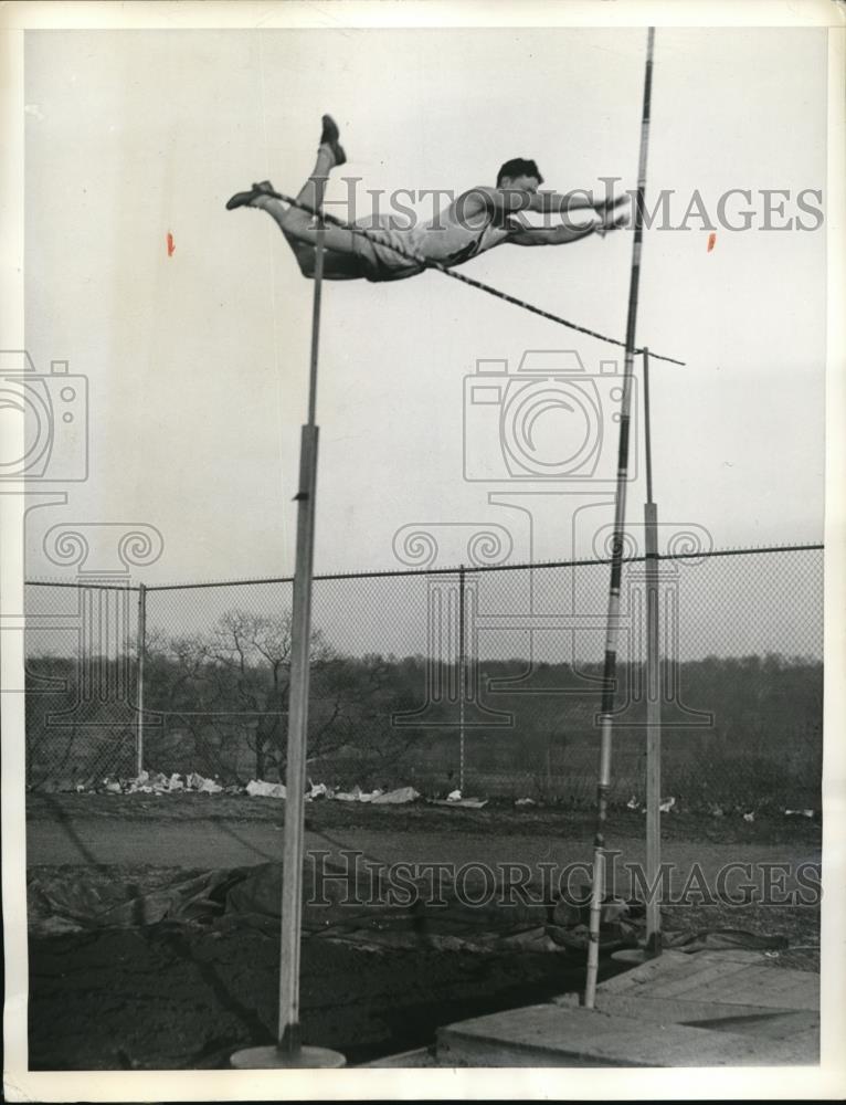 1933 Press Photo William Morrisey varsity track pole vault in NY - nes19370 - Historic Images