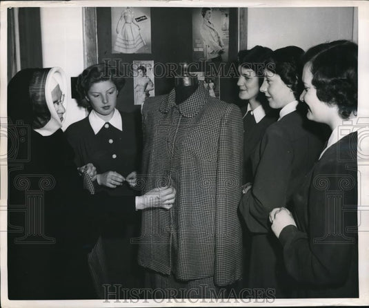 1950 Press Photo Students in sewing class at St Jacques school in Canada - Historic Images