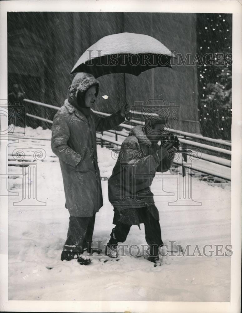 1947 Press Photo NYC Dave McLane &amp; Harry Leder newsmen at work during snowstorm - Historic Images