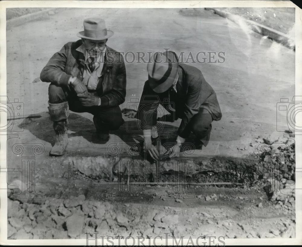 1930 Press Photo Brooklyn Village State examines average thickness of Road. - Historic Images