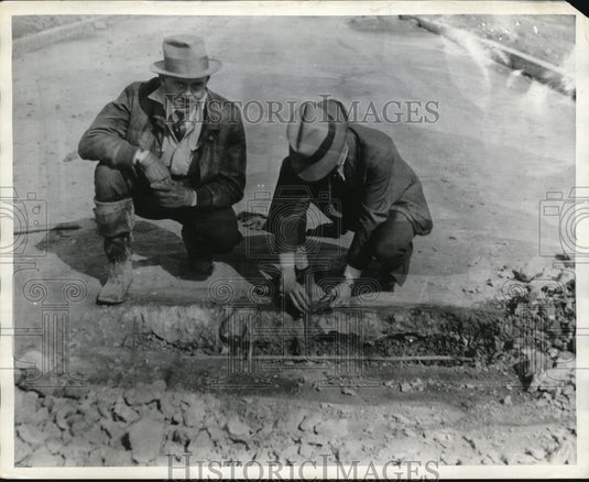 1930 Press Photo Brooklyn Village State examines average thickness of Road. - Historic Images
