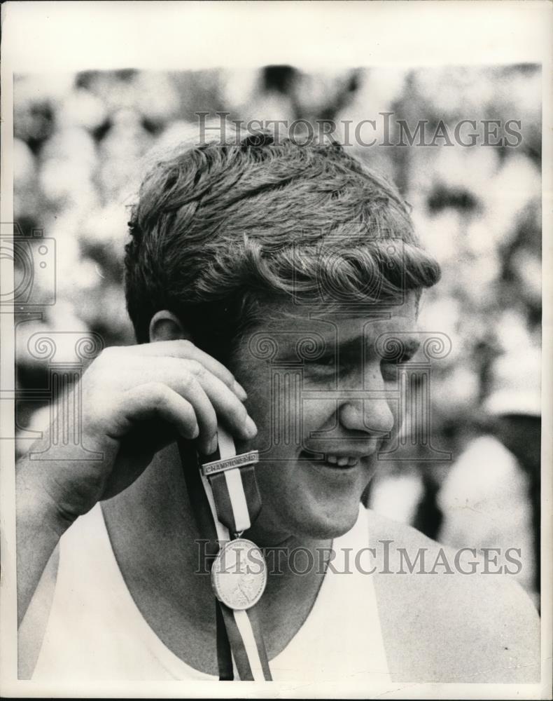 1966 Press Photo John Tushaus Univ of Az javelin medal at 79th AAU track meet - Historic Images