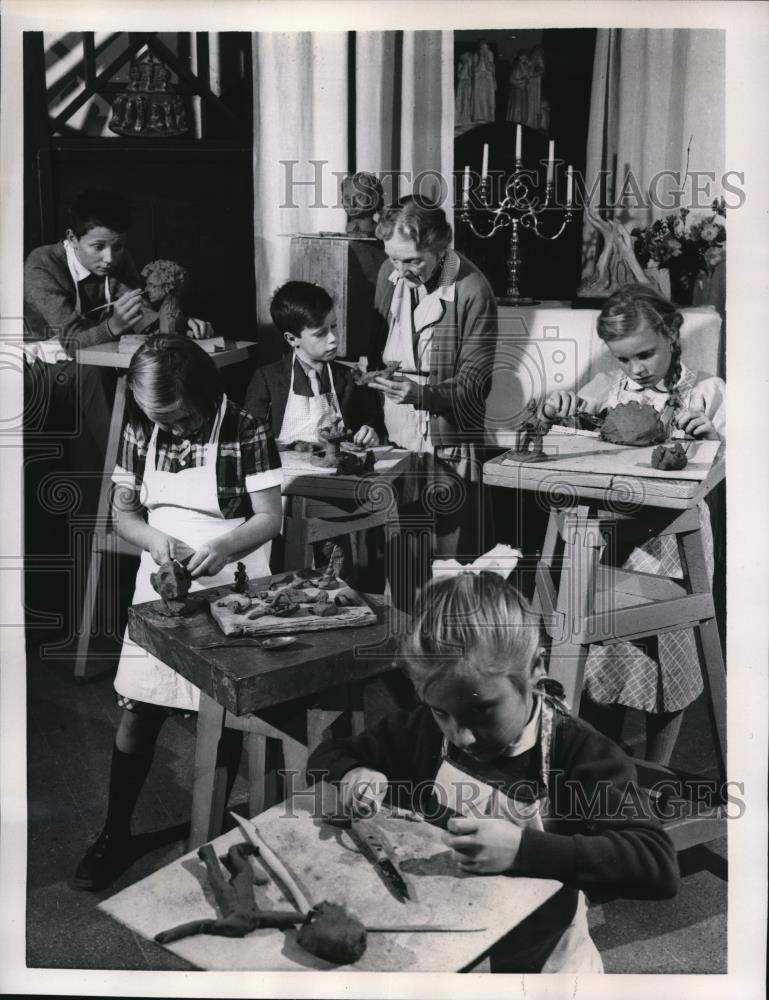 1953 Press Photo Rome Italy Helene Zelefzny teaches kids sculpting - Historic Images