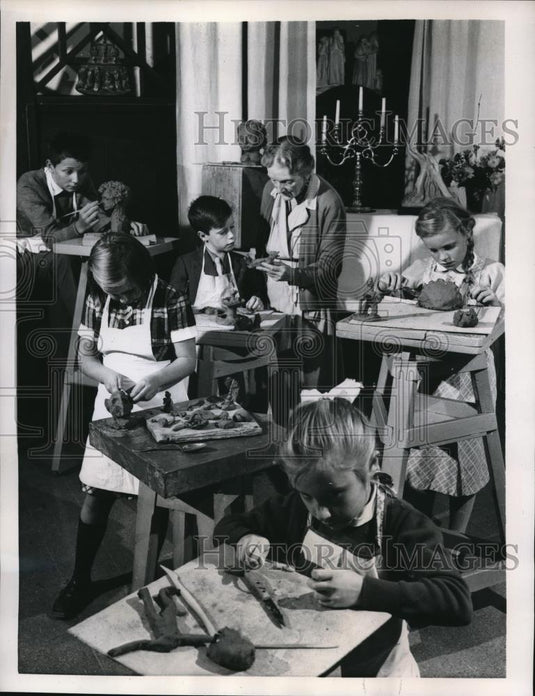 1953 Press Photo Rome Italy Helene Zelefzny teaches kids sculpting - Historic Images
