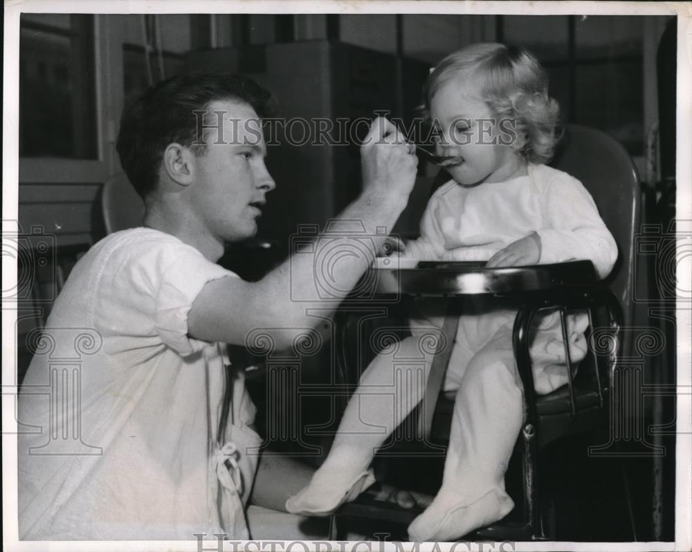 1950 Press Photo sailor Webster Stephens feeds child at Oak Knoll Naval Hospital - Historic Images