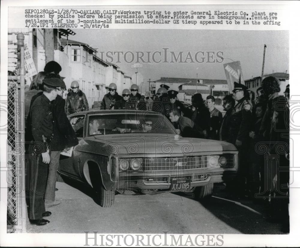 1970 Press Photo Oakland Calif Workers at GE Co plant during strike - Historic Images