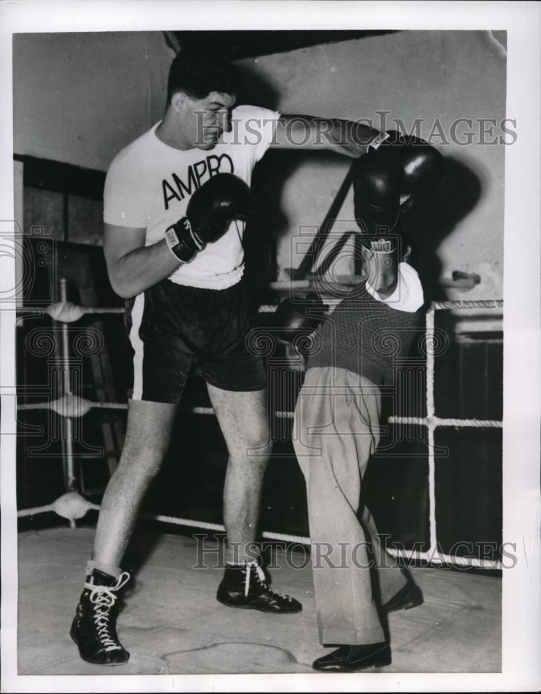 1955 Press Photo Brighton England Ewart Potgieteter &amp; trainer Johnny Holt - Historic Images