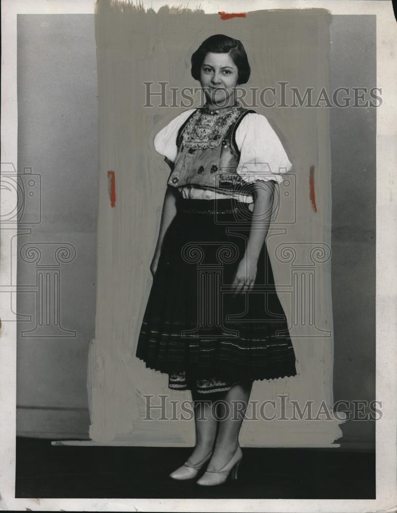 1932 Press Photo Katherine Holy  in a Slovakian outfit - Historic Images