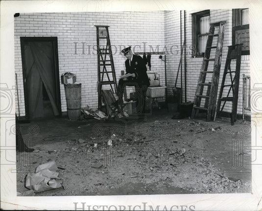 1942 Press Photo Captain John L. Weiss, Chief Warden Report Center 3 - Historic Images