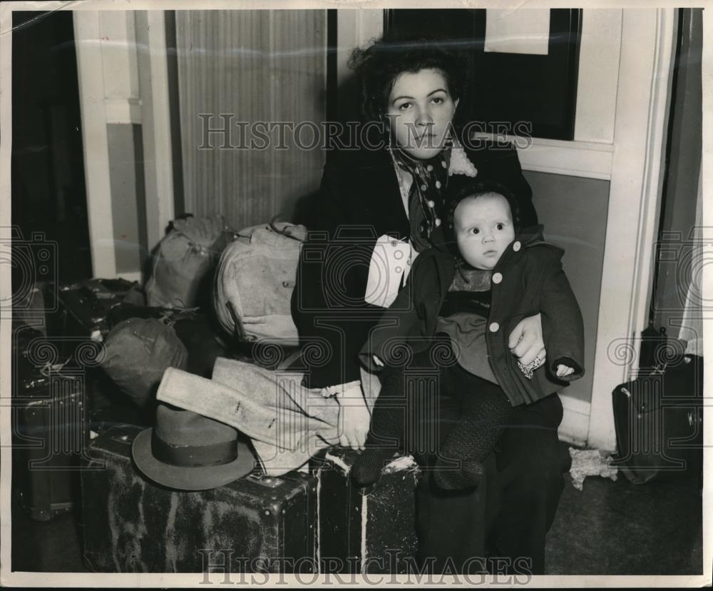 1948 Press Photo Montreal Canada  Dp woman & child from Europe welcomed to town - Historic Images