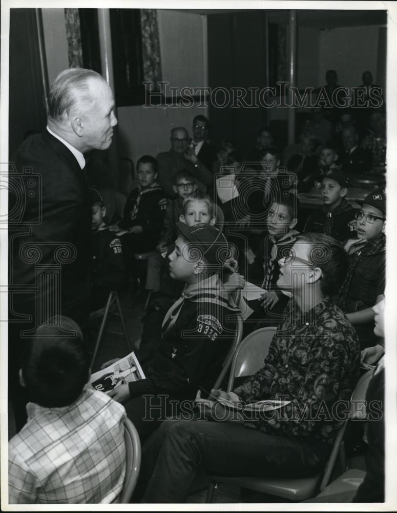 1968 Press Photo Boxer Tony Zale talks to Cub Scouts - nec87984 - Historic Images