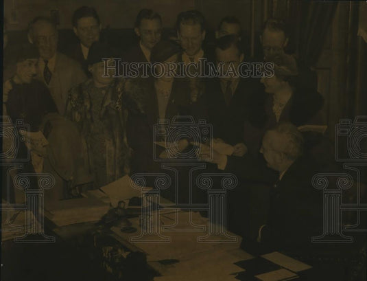 1937 Press Photo Landon interviewed by reporters - Historic Images