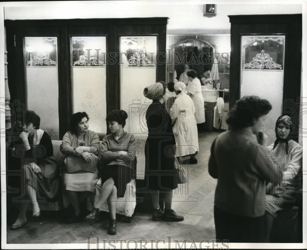 1961 Press Photo Women Waiting Service at Moscow Beauty Salon - Historic Images