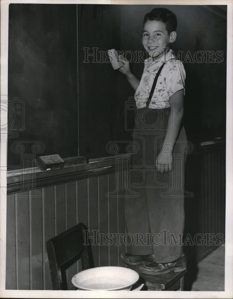 1950 Press Photo David Marshal, Student of Woodland School, scrubbing blackboard - Historic Images