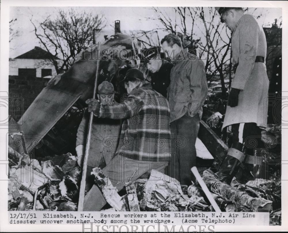 Press Photo RESCUE WORKERS AT ELIZABETH N J AIR lINE DISASTER - nec89429 - Historic Images