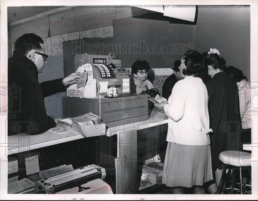 Press Photo Shoregate Shopping Center in Cleveland Ohio License Bureau - Historic Images