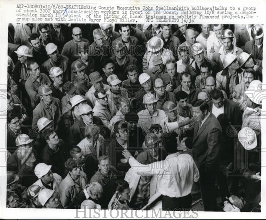 1969 Press Photo John Spellman, King County Executive Talks to Demonstrators - Historic Images