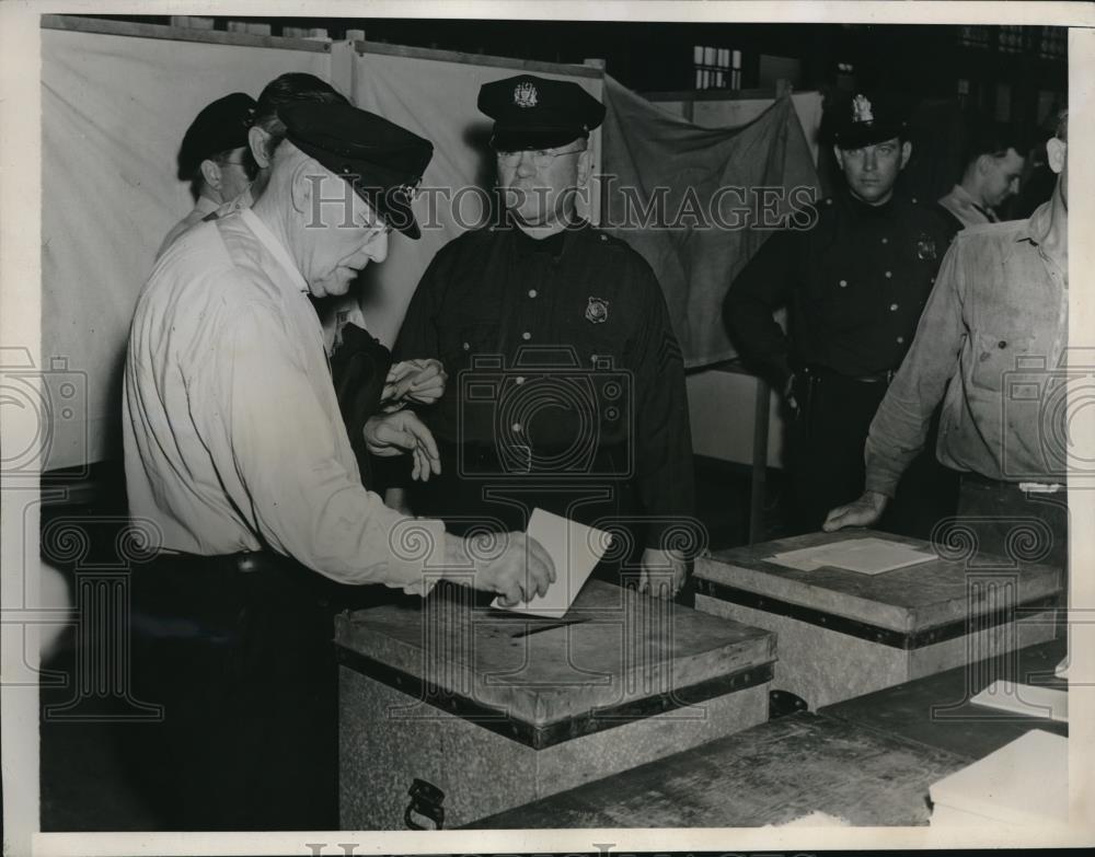 1937 Press Photo William Fettel, Rapid Transit conductor voting on train strike - Historic Images