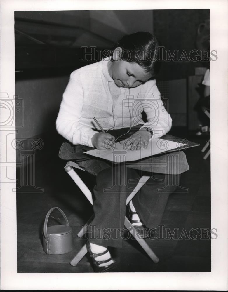 1954 Press Photo Martha Sacchak age 8 at art class in Cleveland Museum of Art - Historic Images