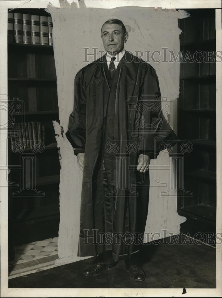 1930 Press Photo Hon. Owen Roberts at the Supreme Court robing room - Historic Images