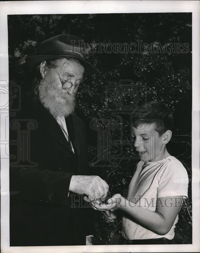 1948 Press Photo Prospector Lynan Gilmore presents Peter Merle with gold - Historic Images