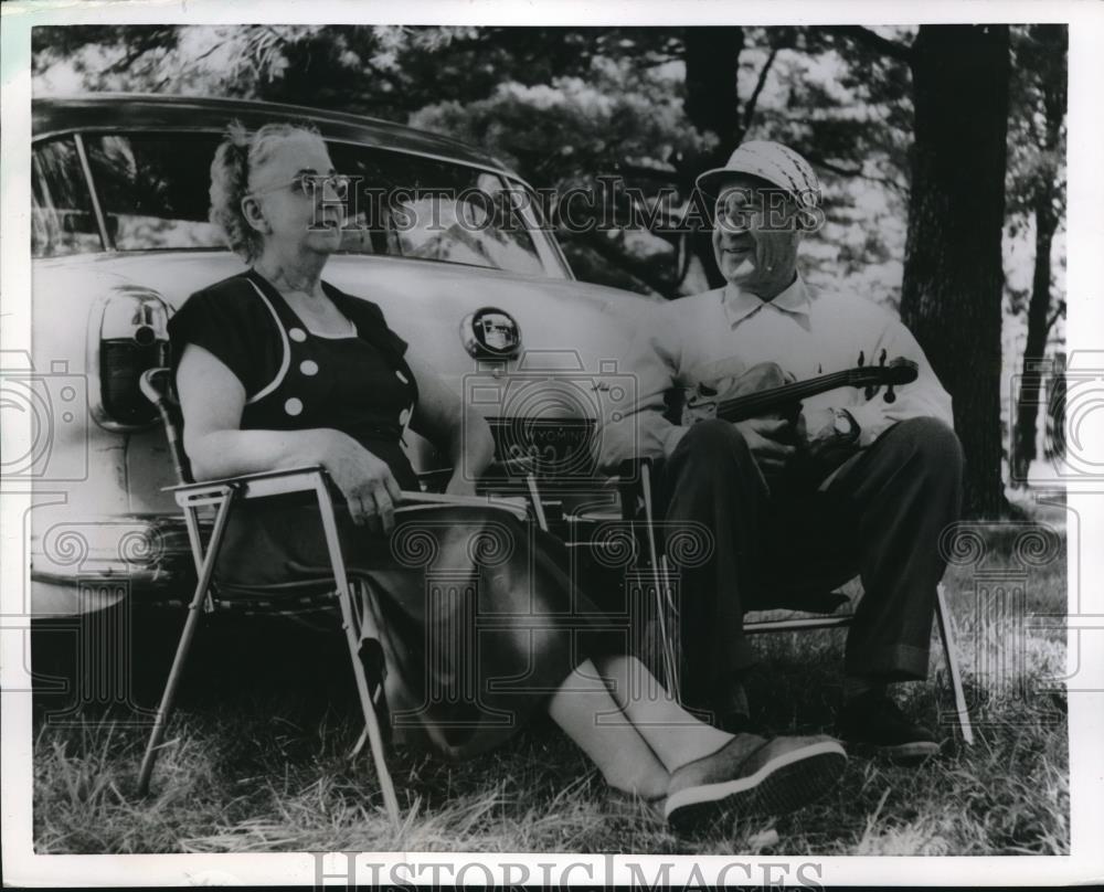 1955 Press Photo Tanglewood Lenox Mass Ken Van Wagenen & wife Berkshire music - Historic Images