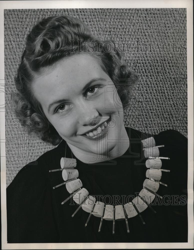 1941 Press Photo Semi circle of corks &amp; bobby pins as a necklace - Historic Images