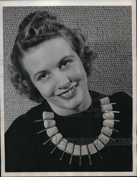 1941 Press Photo Semi circle of corks & bobby pins as a necklace - Historic Images