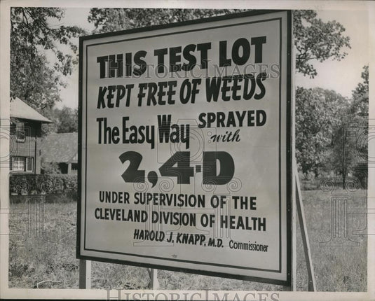 1947 Press Photo sign at W. 115th St & Edgewater Dr. notes spraying of 2,4-D - Historic Images