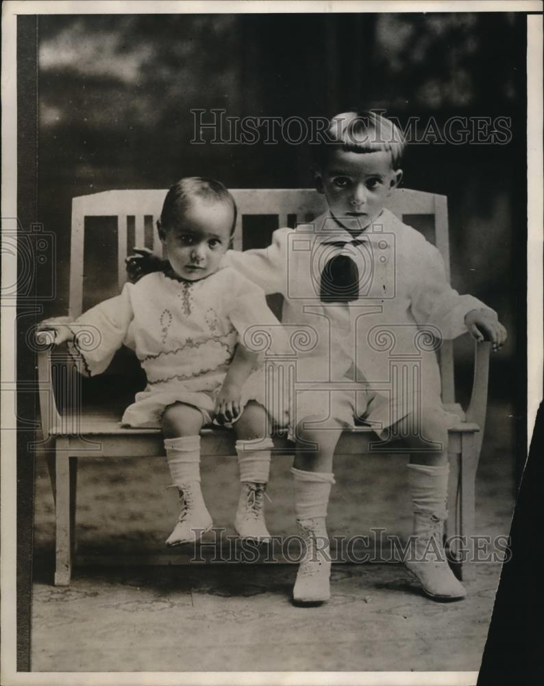 1930 Press Photo A set of not identical twins sit together on bench - Historic Images