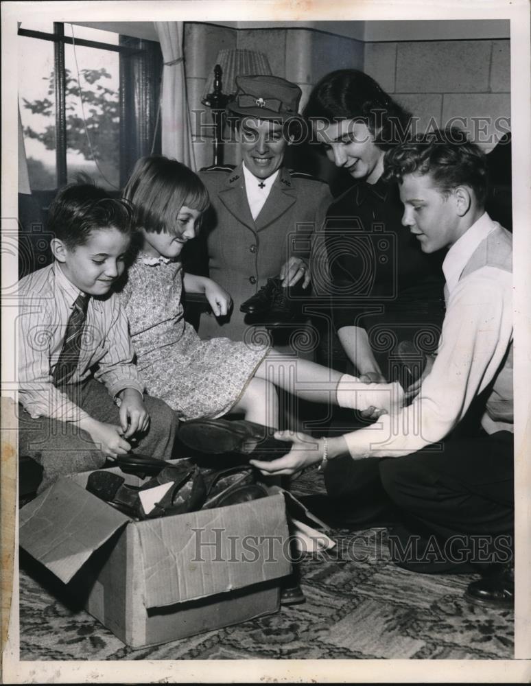 1951 Press Photo Ottillie Orphan Home &amp; Jr Red Cross with shoes for them - Historic Images