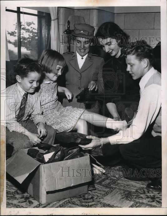 1951 Press Photo Ottillie Orphan Home & Jr Red Cross with shoes for them - Historic Images
