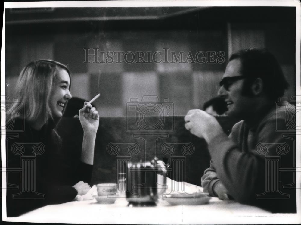 1968 Press Photo Linda Marse having dinner with a friend - Historic Images