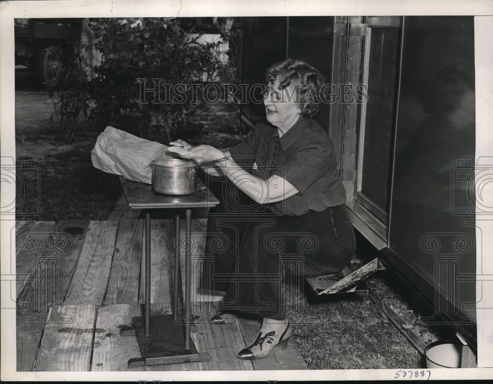 1940 Press Photo Mrs W J Gretzinger of Grand Rapids Michigan peeling vegetables - Historic Images