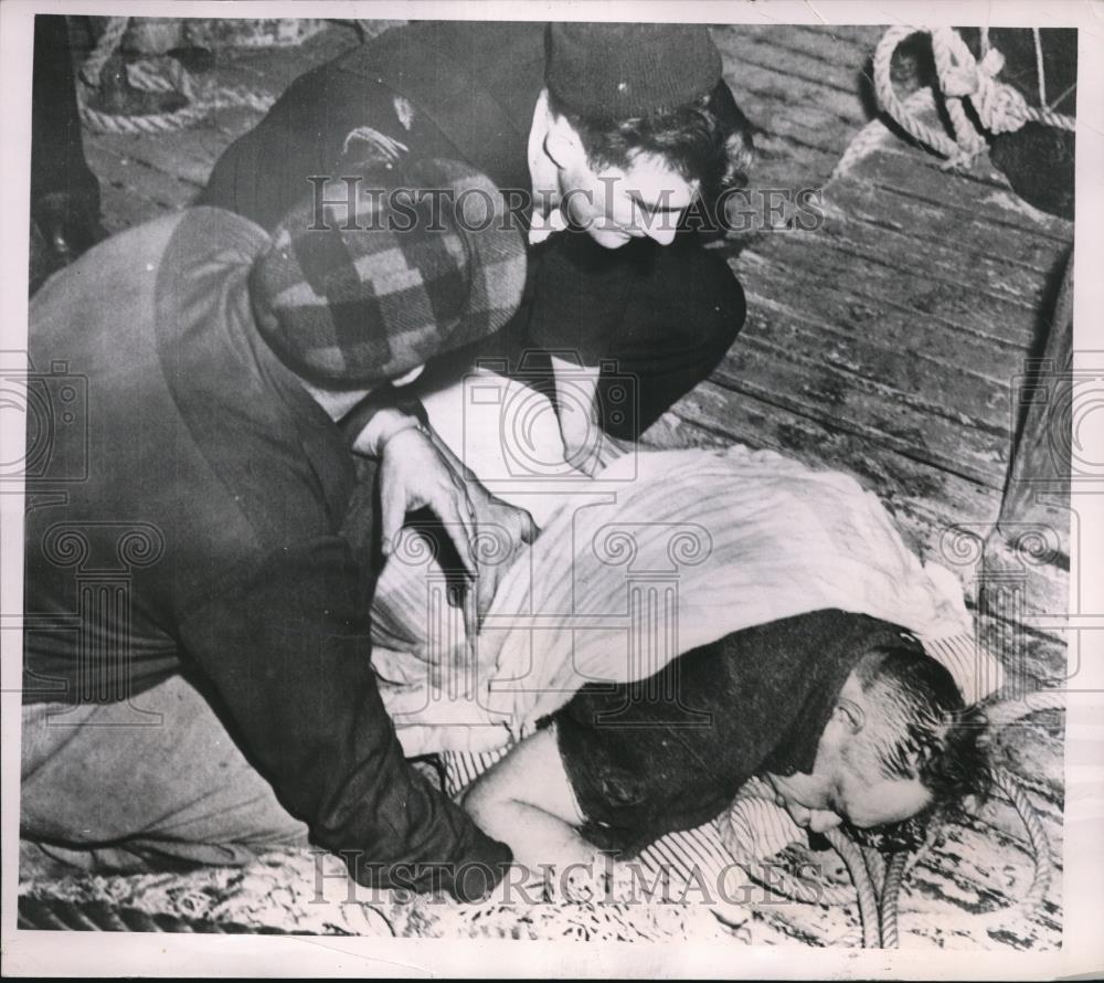 1951 Press Photo Boston rescue workers use artificial respiration on boat victim - Historic Images