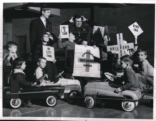 1957 Press Photo Highland Park Ill Police Chief Anthony Schmeig & kids in cars - Historic Images