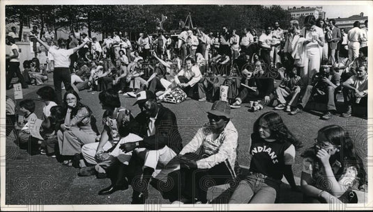 1975 Press Photo crowd watching the Victory Parade in Cleveland - Historic Images