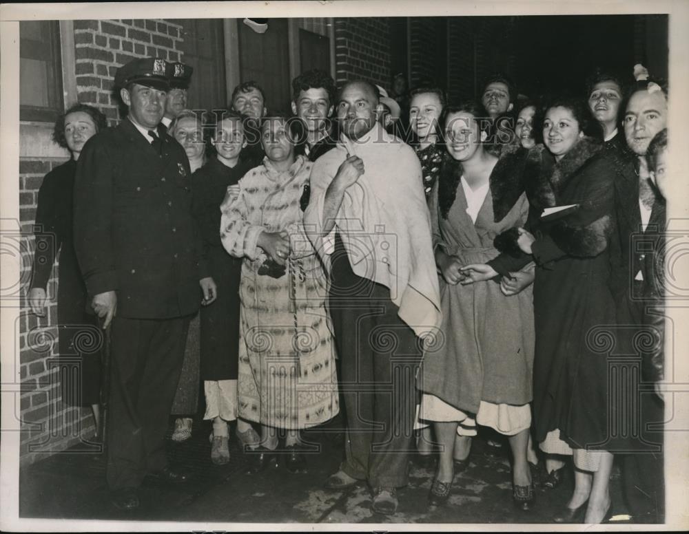 1935 Press Photo Brighton Beach, NY people evacuated from fire danger area - Historic Images