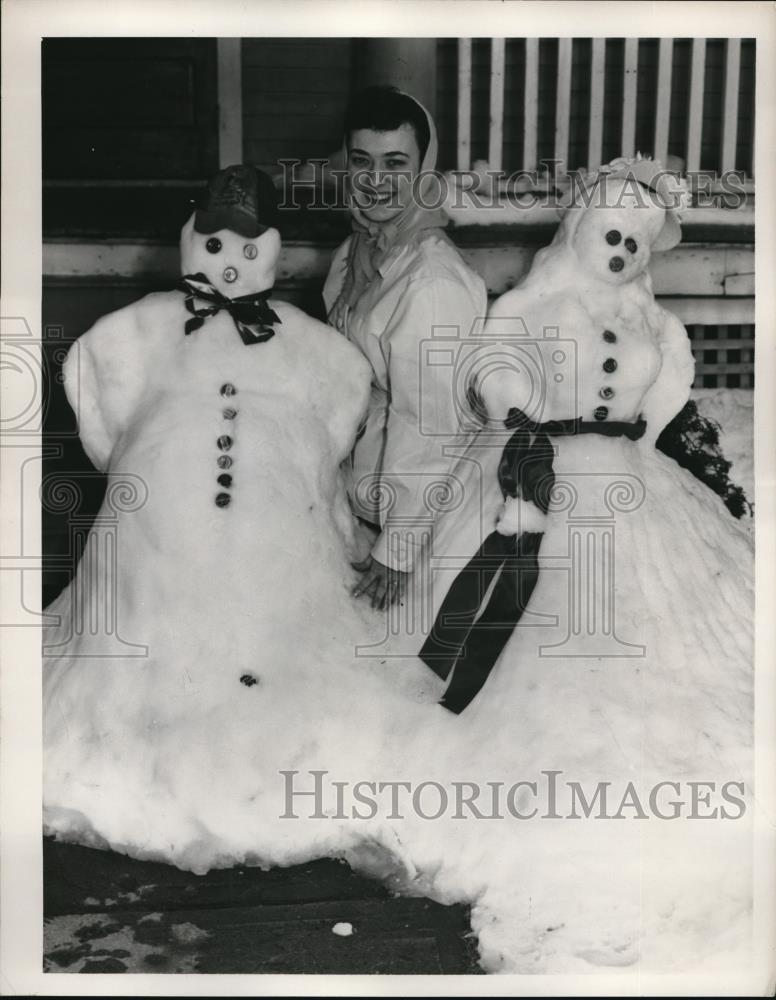 1954 Press Photo Marjorie Wiemels with her snow couple - Historic Images