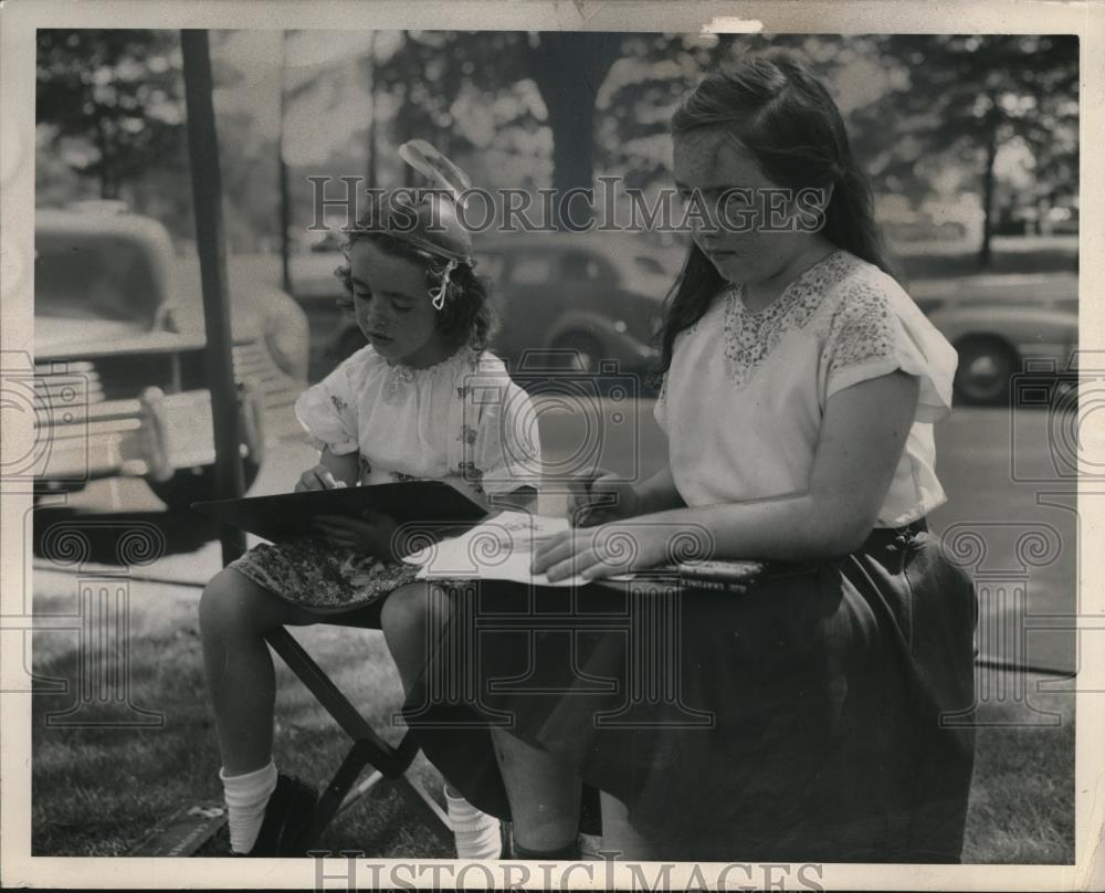 Press Photo Claire Fergus and Mary Jean Fergus - Historic Images