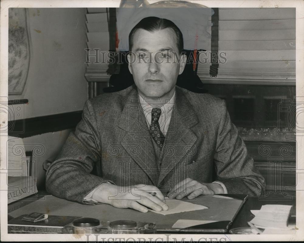 1947 Press Photo Dr Brooks Emery in his office - Historic Images