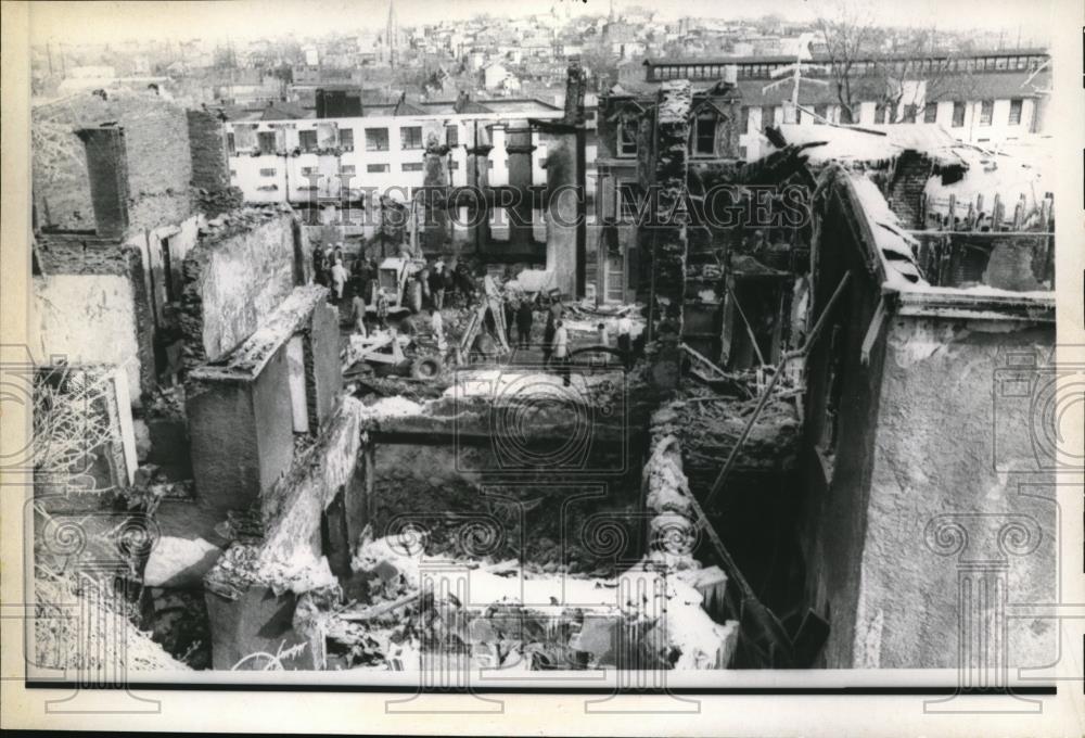 1971 Press Photo Philadelphia Pa burnt remains of homes after a blaze - Historic Images